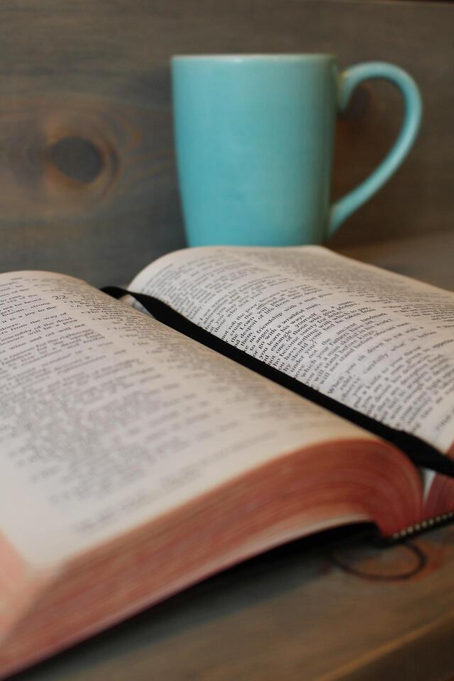 bible-896219_1920-min
